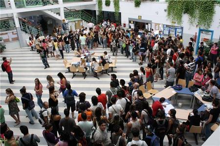 Algunos estudiantes se concentraron en Empresariales para apoyar a sus representantes en claustro en la petición de derogación del Artículo 27/ Foto: María Esquivel