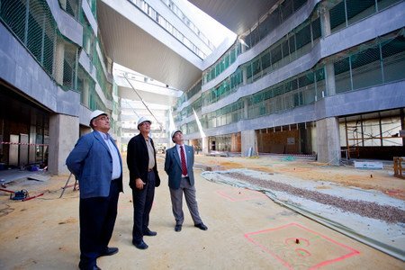 (De izq. a dcha.) El Vicerrector de Infraestructuras de la US, Antonio Ramírez de Arellano, el arquitecto Antonio Ortiz y el Rector de la Universidad de Sevilla, Joaquín Luque