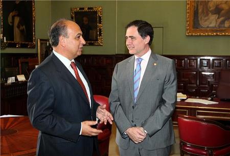 A la Izquierda el rector de la UNIA Juan Manuel Suárez Japón y a la derecha el rector de la US Joaquín Luque