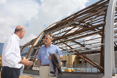 El delegado de Juventud y Deportes, José Manuel García, durante su visita a las obras