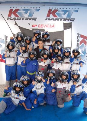 El piloto Manu Bejarano junto a los alumnos del Ferrán Caballero