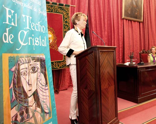 De izquierda a derecha: la Vicepresidenta Primera del Gobierno, la presidenta del Consejo Social, y la vicerrectora de Relaciones Institucionales