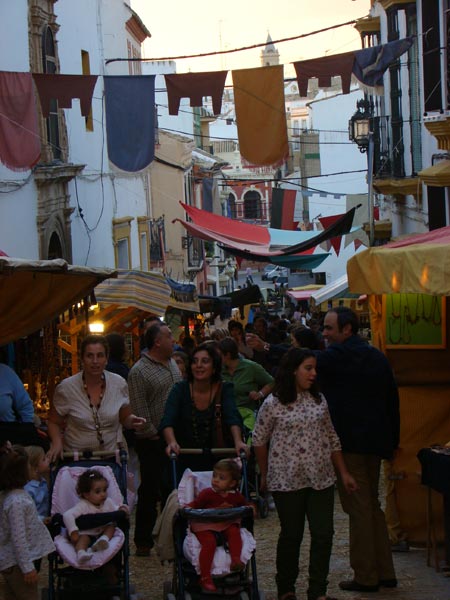 La localidad sevillana acoge un año más esta actividad, que se celebra por las calles del entorno a la Iglesia de San Miguel