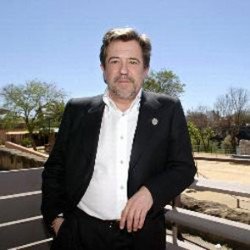 El sevillano fue el encargado de diseñar el traje de novia de la Infanta Elena / www.petrovalverde.com