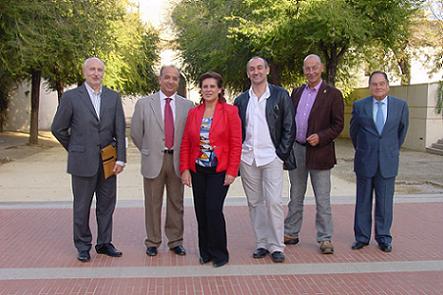 La consejera de Cultura junto a algunos de los miembros de los diferentes jurados