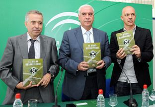 El consejero Alonso, junto a los autores del libro