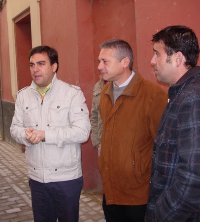 Alberto Moriña, delegado del distrito Triana, visitó ayer las obras concluídas de mejora de la red de abastecimiento y saneamiento