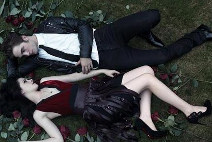 Bella (Kristen Steward) y Edward (Robert Pattinson) durante una sesión de fotos del filme