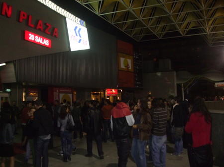 El Festival arrancó también en Nervión con gran afluencia de público/J.A.Pérez