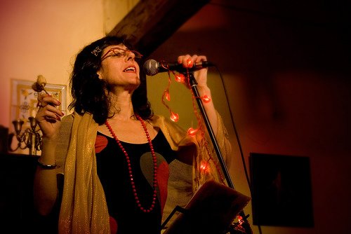 Ajo en uno de sus recitales de micropoesía/matthvanmayrit