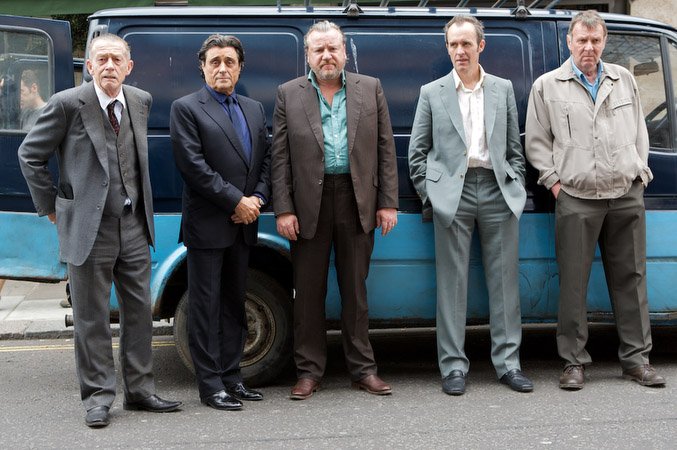 '44 Inch Chest' narra la terrible disputa de un hombre y sus principios