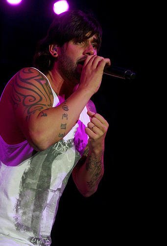 Melendi, cantando en uno de sus conciertos/LivePict