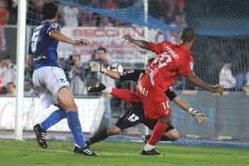 Luis Fabiano, anotando el segundo gol del partido/SevillaFC