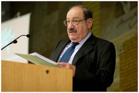 Umberto Eco, en una de sus célebres conferencias/MrWhip