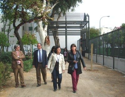Eva Patricia Bueno caminando por los jardines.