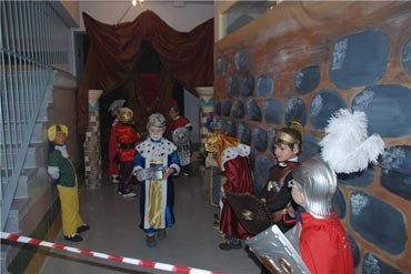 Los niños esperan con ilusión su salida al escenario del Belén Viviente