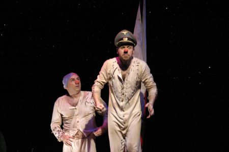 En Clownquistadores, dos payasos se encuentran sólos en una isla desierta