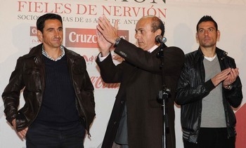 El presidente estuvo acompañado en el acto por el entrenador de la plantilla y algunos de sus jugadores/SevillaFC