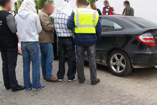La Guardia Civil en el momento de la detención de los dos acusados