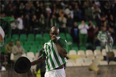 Emaná celebra un gol con el sombrero que en su día se ponía Finidi/RealBetis