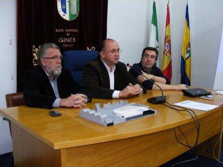El Alcalde de Gines, Manuel Camino, junto al delegado de Obras Públicas y Servicios, José María Guerrero y un representante de ND Arquitectos, Juan Carlos Gómez, en la presentación oficial de la cubierta