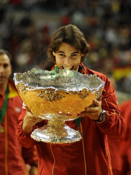 Rafa Nadal muerde el trofeo de campeón de la Copa Davis/RFET
