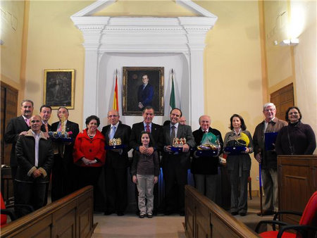 Los representantes de los Reyes Magos del año pasado cedieron sus coronas a los de 2010