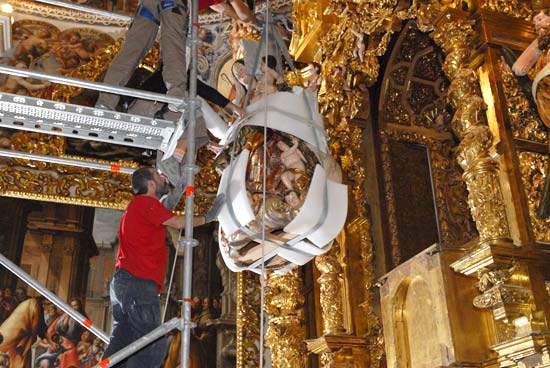 Instalación de la Virgen del Buen Aire. Foto: IAPH/José Manuel Santos
