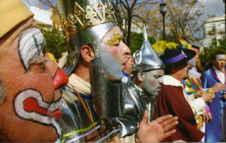 Las agrupaciones llenan de color las calles de Moon durante el carnaval