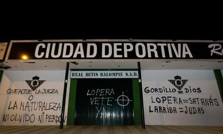 Las pintadas cargaban contra la directiva bética y apoyaban al ex-jugador Rafael Gordillo/Morenatti
