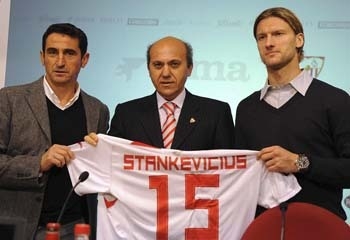 El lituano fue presentado como nuevo jugador del Sevilla y llevará el dorsal número 15/SevillaFC