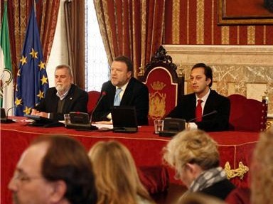 Al acto en el Ayuntamiento acudieron representantes de distintas plataformas sociales