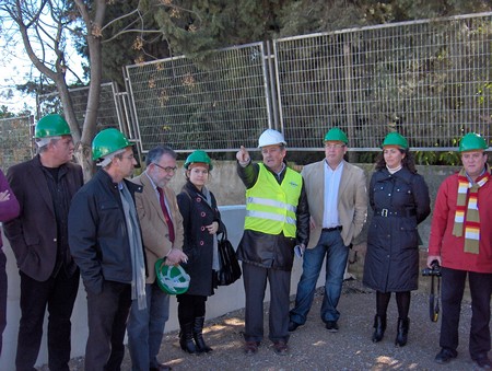 El alcalde de la localidad junto a varios representantes vecinales
