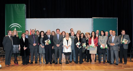 -delegada-gobierno-carmen-tovar-consejero-vivienda-juan-espadas-premiados-dia-de-andalucia