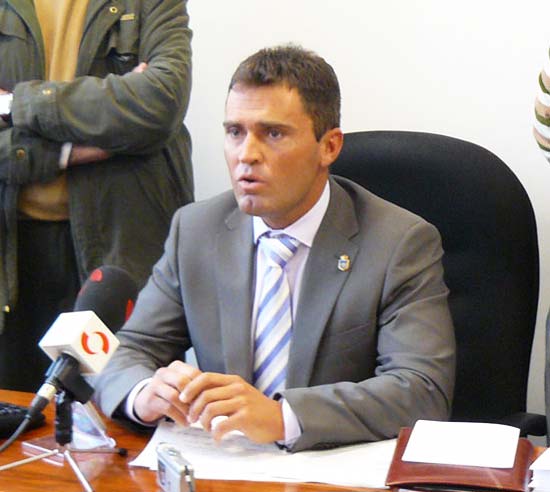 El alcalde andalucista ha iniciado una huelga de hambre en la Diputación para conseguir un nuevo colegio para el pueblo