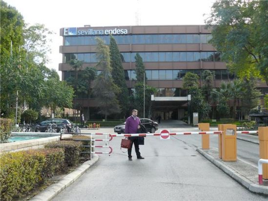 El alcalde de El Pedroso, ante las puertas de Sevillana Endesa