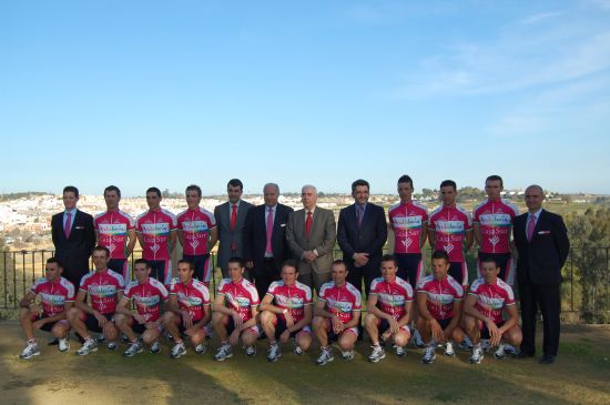 El equipo se hizo la foto oficial en el parque de Oromana
