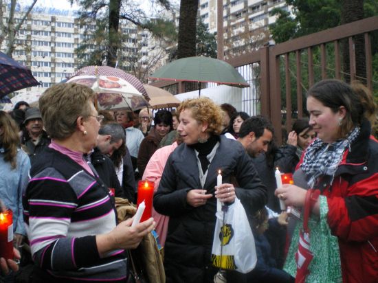 Los vecinos portaban velas para simbolizar la luz con la que se alumbran cuando se producen los cortes/Rocío Sánchez
