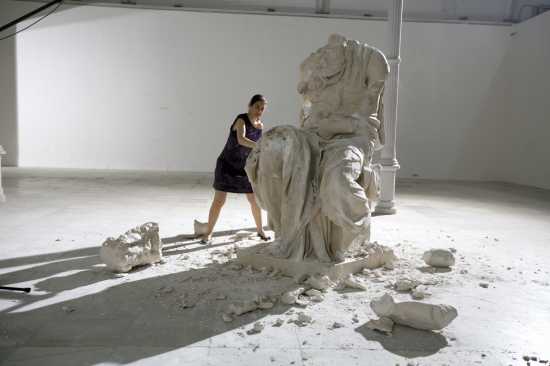 Cristina Lucas destruye los mitos patriarcales en la exposición del Espacio Iniciarte, en Sevilla