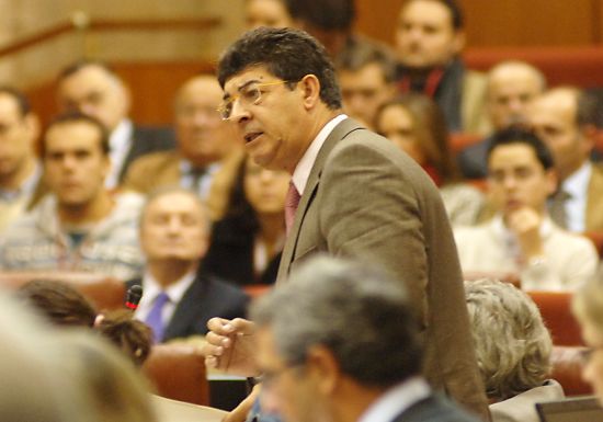 Diego Valderas en la sesión de control al equipo de Gobierno en noviembre de 2009