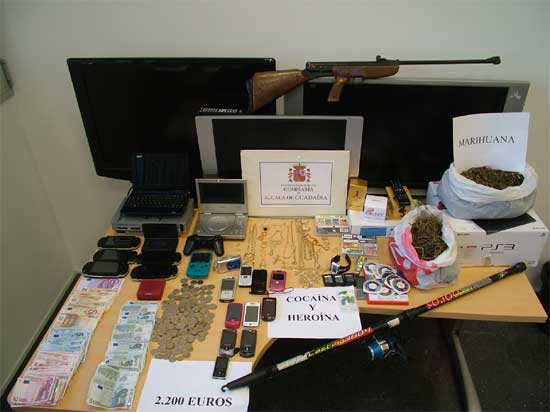 Se han intervenido 25 papelinas de cocaína, 14 de heroína, 658 gramos de marihuana, 2.248 euros, joyas, prendas de vestir y aparatos electrónicos
