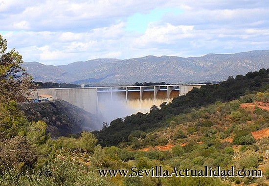 El embalse de Los Melonares, en la Sierra Norte de Sevilla, desembalsa desde el pasado jueves al superar su cota máxima / Juan C. Romero