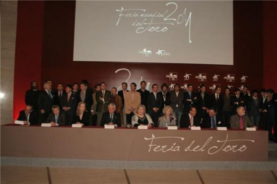 A la firma del manifiesto acudieron múltiples personalidades