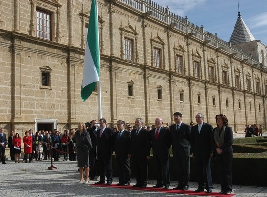 Fuensanta Coves y los expresidentes del Parlamento, en el momento de la interpretación del himno de Andalucía