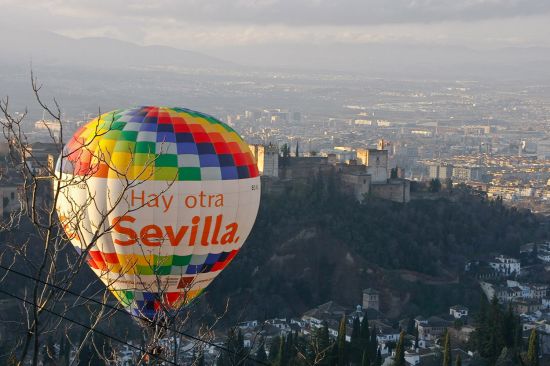 El globo promocional 'Hay otra Sevilla' sobrevuela la Alhambra de Granada/SA