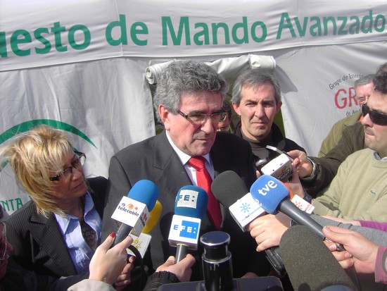 El consejero de Gobernación, Luis Pizarro, en su visita a Lora del Río
