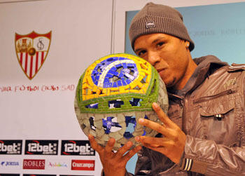 Luis Fabiano posa con el premio recibido como mejor brasileño fuera de su país/SevillaFC