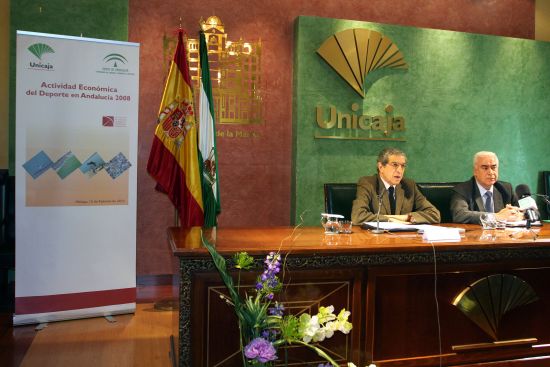 Braulio Medel, Presidente de Unicaja, junto al consejero de Deporte, Luciano Alonso, durante la presentación del informe