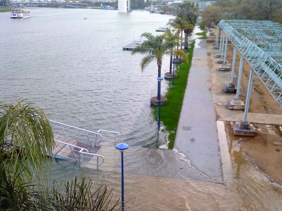 El agua roza el Pabellón de la Navegación en pleno Canal de Alfonso XII, en Sevilla capital/Christopher Rivas