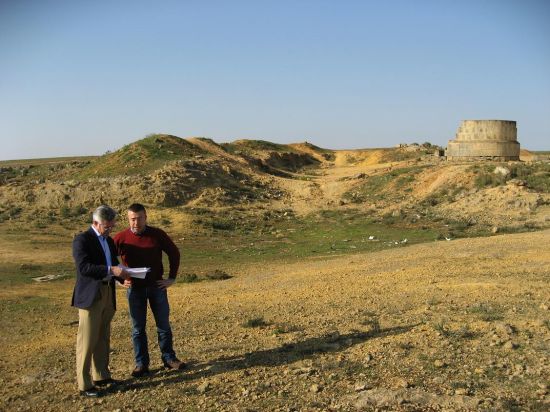 El senador popular, Miguel Ángel Aráuz, junto al portavoz del PP en el Consistorio alcalareño, Javier Jiménez ante el mausoléo romano de Gandul